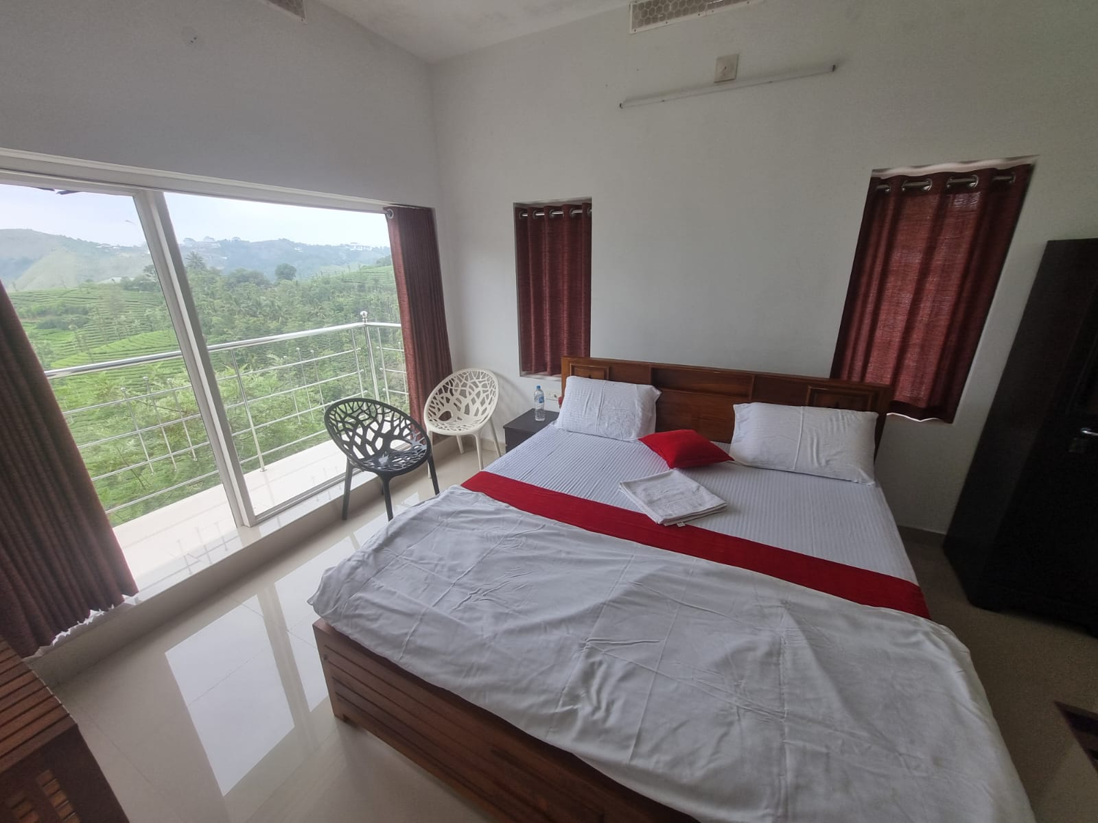 Spacious room with valley balcony